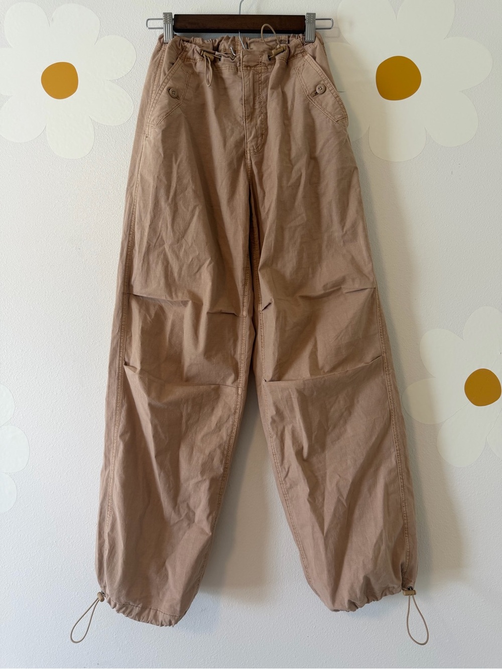 American Eagle Snappy Stretch Low-Rise Baggy Parachute Pants in Beige Tan Brown - Picture 4 of 15